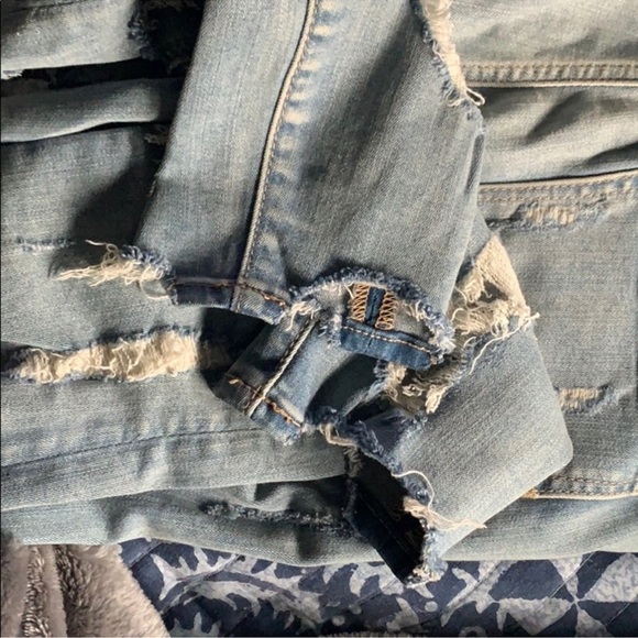Light wash ripped American eagle jeans!! RARE!! Worn once - Picture 5 of 5
